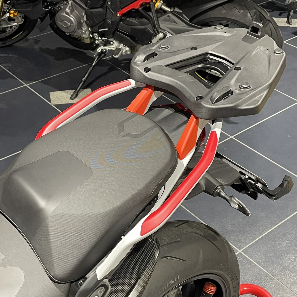 RSにトップケースを付けたい‼️
と、いうわけで…
PIKESPEAKのモノを移植。
ただの移植では地味なので塗りました😅