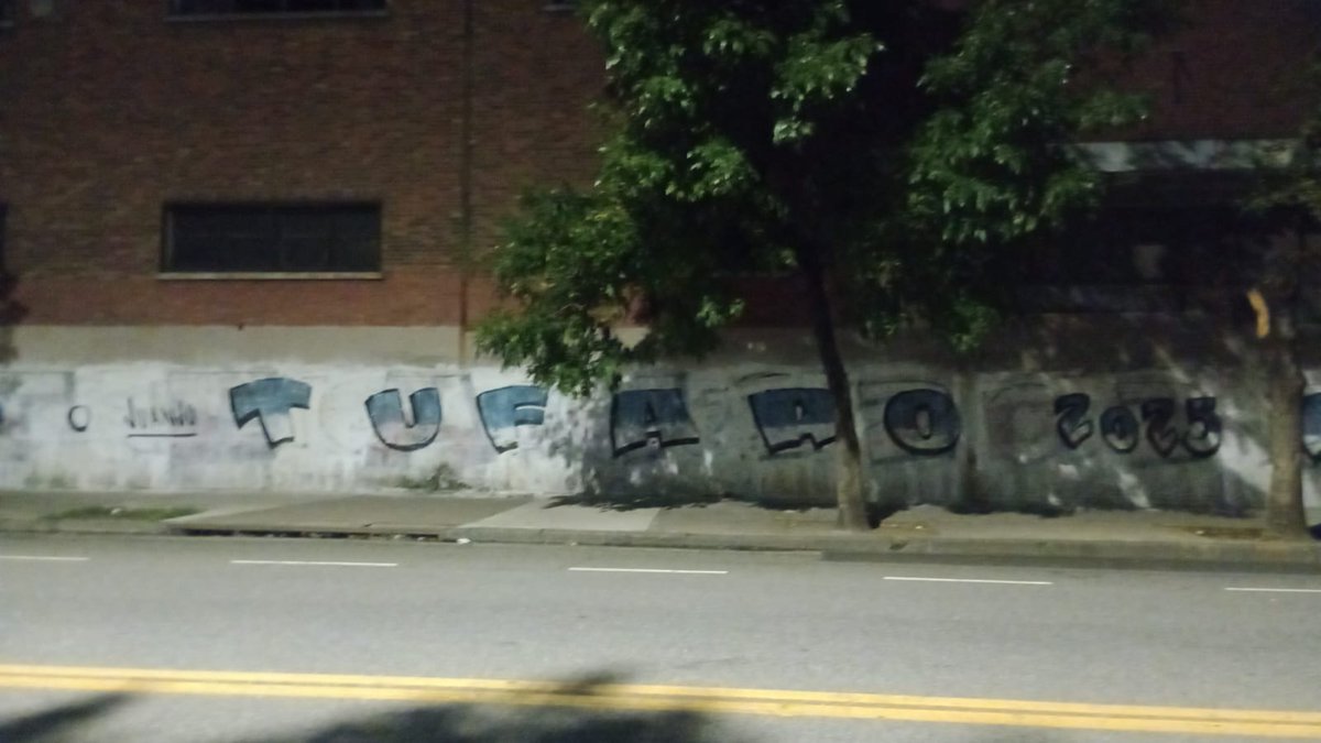 Las paredes andan diciendo...  #EsAhoraBuenosAires
<a href="/SantoroLeandro/">Leandro Santoro</a>
<a href="/juanjotufaro/">Juanjo Tufaro</a>