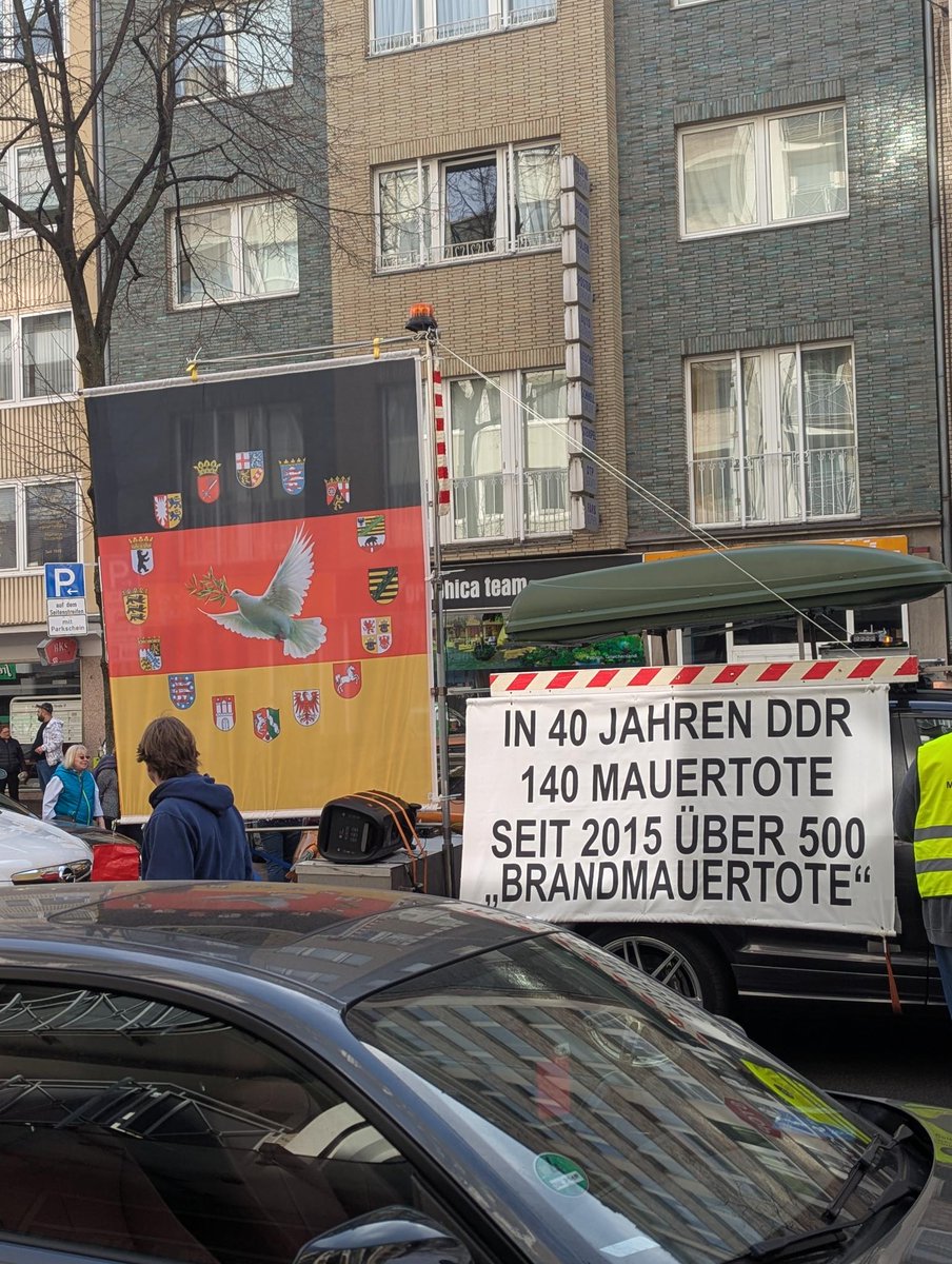 PerspektiveOn's tweet photo. 14:25 | #Düsseldorf: der Autokorso der Faschist:innen stellt sich auf - ca. 200 Meter weiter hat die Gegenkundgebung von #DSSQ gestartet. #DUS2203 https://t.co/pjMi2JWdWe