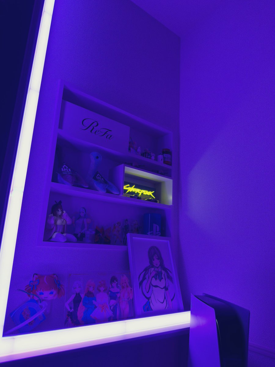 昨日は仕事終わりに金曜の週末ブーストのおかげで片道1時間かけてお出かけして閉店時間までショッピングしてきた🚗³₃
土日は1歩も外出ねーぞ！！✊🏻
そしてデスク横がちょっといい感じになってきたー！😎