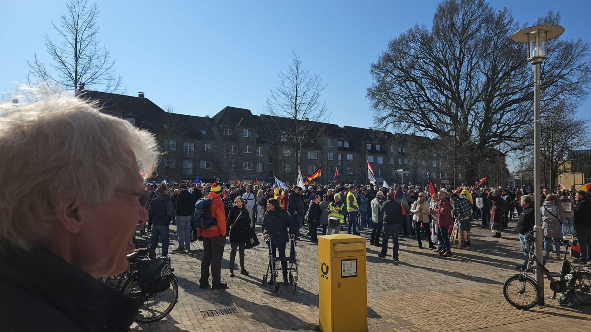 AntifaNMS's tweet photo. #nms2203 1425 Rechtsoffener bzw. rechter Friedens-Mob auf dem Kleinflecken soll wohl bald losziehen, Konvoi ist hier eingetroffen. https://t.co/9H8DPIpm5C