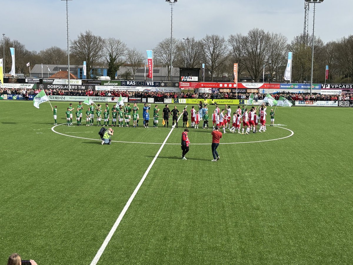 VVEemdijk's tweet photo. Daar zijn beide ploegen voor de tweede derby van het seizoen! #eemijs https://t.co/HPqTYq8b8b