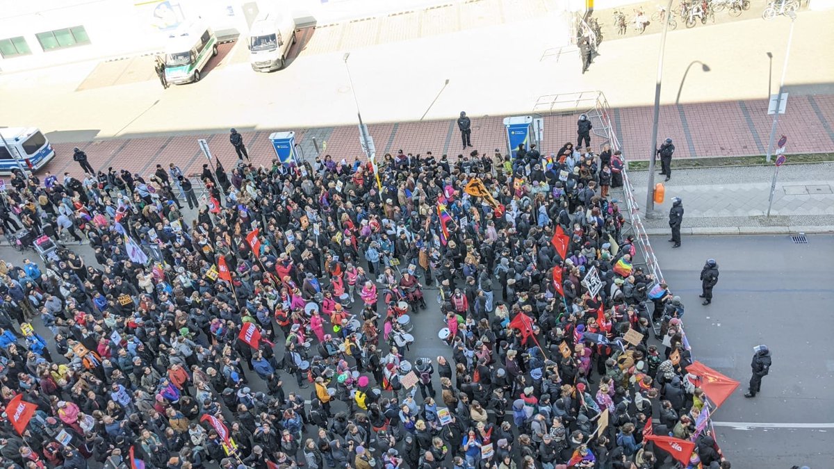 Beim Neonazi-Aufmarsch am Berliner Ostkreuz wurde auf der Auftaktkundgebung vom Versammlungsleiter das »Teufelslied« – eine textliche Variation des NS-Liedes »SS marschiert in Feindesland« – abgespielt. Währenddessen versammeln sich zahlreiche Berliner zum Gegenprotest und