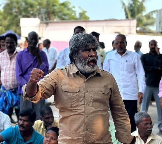 Peruvazhuthiyar's tweet photo. @TVKVijayHQ அவர்கள் இதைத்தான் கூறினார்.

"அவர்கள் பாசிசம் என்றால், நீங்கள் என்ன பாயாசமா.??" என்று கூறினார். விஜய் அவர்கள் கூறியதை கொஞ்சம் அண்ணன் கோபி நயினார் அவர்களுடைய கருத்தோடு ஒப்பீடுகள் செய்து பார்ப்போம்

பாசிசம் என்பது கட்சியோ அமைப்போ அல்ல. அது ஒரு சிந்தனை. குறிப்பாக ஆதிக்க சிந்தனை. என்னை எவனும் கேள்வி கேட்க கூடாது என்ற சர்வாதிகார சிந்தனை. அந்த சர்வாதிகாரத்தை நோக்கி நாம் கேள்விகளை முன் வைக்கும் பொழுது அடக்குமுறைகளும் ஒடுக்குமுறைகளும் நிகழ்த்தப்படும். மீறி கேட்கும்பொழுது அரச பயங்கரவாதங்கள் நிகழ்த்தப்படும்.

எனவே இதுபோன்ற சிந்தனையை கொண்ட ஒரு கட்சி தான் பாஜக.. அதே Political Statergy'ஐ திமுகவும் கையாளுகின்றதா.??? அதாவது பாசிச போக்கை கையாளுகின்றதா.? என்ற கேள்வி எழும்புகின்றது. இங்கு சிலவற்றை நாம் ஒப்பீடுகள் செய்து பார்ப்போம்.

பாஜகவை பாதுகாப்பதற்காக எவ்வாறு Rss சங்பரிவார் கும்பல்கள் இயக்கங்களாக இயங்கி கொண்டிருக்கின்றதோ, ஏறக்குறைய திமுகவை பாதுகாப்பதற்காக தி.க உள்ளிட்ட சில பெரியாரிய அமைப்புகளும் இயங்கி கொண்டிருக்கின்றன. RSS கும்பல்கள் தங்களை மக்களுக்கானவர்கள் என்று காட்டிக் கொண்டாலும், அவர்கள் மக்கள் பக்கம் நிற்காமல் பாஜகவின் எதிர்க்கட்சிகளை விமர்சனம் செய்வதை மட்டும் செயல் திட்டமாக வைத்திருப்பார்கள். இங்கே திக உள்ளிட்ட ஒரு சில பெரியார் இயக்கங்களும் அப்படித்தான். நாங்கள் மக்களுக்கானவர்கள் என்று இவர்கள் கூறிக் கொண்டாலும் திமுகவை யார் எதிர்த்தாலும் விமர்சனம் செய்வார்கள். ஆனால் திமுகவை நோக்கி கேள்விகளை முன்வைக்க மாட்டார்கள்.

பாஜக எவ்வாறு இஸ்லாமியர்களை எதிரிகளாக காட்டிக்கொண்டு, இந்து பெரும்பான்மை வாதத்தை முன் நிறுத்துகின்றார்களோ, இஸ்லாமியர்கள் மீது நிகழ்த்தப்படும் கொடுமைகளை கண்டும் காணாமல் செல்கின்றார்களோ, ஏறக்குறைய திமுகவும் அதேபோன்று தலித் அல்லாதவர்கள் என்ற பெரும்பான்மைவாதத்தை காப்பதற்காக, பட்டியல் சமுதாய மக்கள் மீது நிகழ்த்தப்படுகின்ற சாதிய வன்கொடுமைகளை கண்டு கொள்வதில்லை.

இந்துக்களுக்கும் இஸ்லாமியர்களுக்கும் மதக் கலவரங்கள் ஏற்பட்டால் ஆதிக்கவாதிகளை தக்க வைப்பதற்காக பாஜக இந்துக்களுக்கு ஆதரவாக தான் நிற்கும். ஏறக்குறைய திமுகவிலும் இதே போன்று தான் இடைநிலை சாதியினருக்கும் பட்டியல் சமுதாய மக்களுக்கும் பிரச்சனைகள் என்றால் இடைநிலை சாதி என்ற ஆதிக்கத்தை தங்களுடைய அரசியலுக்கு தக்க வைப்பதற்காக திமுக ஆதிக்க சாதிகளுக்கு ஆதரவாக தான் நிற்கும், நிற்கின்றது. அதை வேங்கைவயல் உட்பட பல உதாரணங்களில் நாம் காணலாம்.

இஸ்லாமியர்களுக்கான மௌலானா ஆசாத் திட்டம், சிறுபான்மை மக்களுக்கான Pre-Metric ஸ்காலர்ஷிப் போன்ற திட்டங்கள் இருந்தபோதிலும் கூட பாசிச பாஜக அரசு அதை நடைமுறைப்படுத்தாது, அவர்களுடைய வளர்ச்சி சார்ந்த விடயங்களில் கவனம் செலுத்தாது. திமுகவிலும் இதே நிலைமைதான் பட்டியல் சமுதாய மக்களுடைய வளர்ச்சிக்கான ஆதிதிராவிடர் நிதியை 5000 கோடியை திருப்பி அனுப்பியது. பட்டியல் சமுதாய மக்களுக்கு என்று இயங்கும் விழிக்கண் மற்றும் கண்காணிப்பு குழுவை கடந்த மூன்று வருடமாக முதல்வர் கூட்டவில்லை. ஆதிதிராவிடர் நலக்குழுவுக்கு உறுப்பினர்களே இன்னும் நியமிக்கவில்லை. ஆனால் ஆட்சியும் முடியப்போகின்றது.

தனக்கு எதிராக போராட்டம் செய்பவர்களை பாசிச பாஜக அடக்குமுறைகளை ஏவி விட்டு அடக்கப் பார்க்கும். மக்களுக்கு ஆதரவாக நிற்காமல் தனியாருக்கு ஆதரவாகவே நிற்கும். இதை திமுகவோடு ஒப்பீடு செய்து பாருங்கள் samsung போராட்டத்தில் போராட்டக்காரர்கள் ஒடுக்குமுறை செய்யப்பட்டார்கள். பரந்தூர் விமான நிலையத்தை எதிர்த்து போராடும் மக்கள் ஒடுக்குமறைக்கு உள்ளாக்கப்பட்டார்கள். கொடுத்த வாக்குறுதியை நிறைவேற்ற கோரி அரசு ஊழியர்கள் போராட்டம் செய்தால் சம்பளம் கட் செய்யப்படும் என்று எச்சரித்தார்கள். கரடிபுத்தூரில் கல் குவாரிக்கு மணல் எடுக்கக் கூடாது என்று போராடிய கோபி நயினார் உட்பட 40 நபர்கள் மீது வழக்கு பதிவு செய்தார்கள் எனவே திமுகவும் கார்ப்பரேட்டுகளுக்கு ஆதரவாக தான் நின்றது.

இன்னும் இது போன்ற ஒப்பீடுகளை அடுக்கிக் கொண்டே போகலாம்

எனவே பாஜக ஒரு பாசிச கட்சி என்று தீவிரமாக விமர்சிக்கும் திமுக, பாஜகவுடைய அதே Political Statergy'ஐ திமுகவும் கையில் வைத்துக் கொண்டு தன்னை ஜனநாயக கட்சி என்று எவ்வாறு காட்டிக்கொள்ள முடியும். 

இதைத்தான் விஜய் அவர்கள் அவர்கள் பாசிசம் என்றால் நீங்கள் பாயாசமா.?? என்று கூறினார். அதையேதான் கோபி நயினார் அவர்களும், "அவன் சனாதனம் என்ற பாசிசமாக அடக்கு முறையை மேற்கொள்கின்றான். நீங்கள் திராவிடம் என்ற பெயரில் பாசிசமாக அடக்கு முறையை மேற்கொள்கின்றீர்கள்" என்று கூறுகின்றார். இனி வரப்போகும் காலங்களில் எல்லோரும் இதை பேசுவார்கள்.

 இருட்டும் திருட்டும் ஒரு நாள் விடிவுக்கு வரும். 

- இரா.இளம்பெருவழுதி