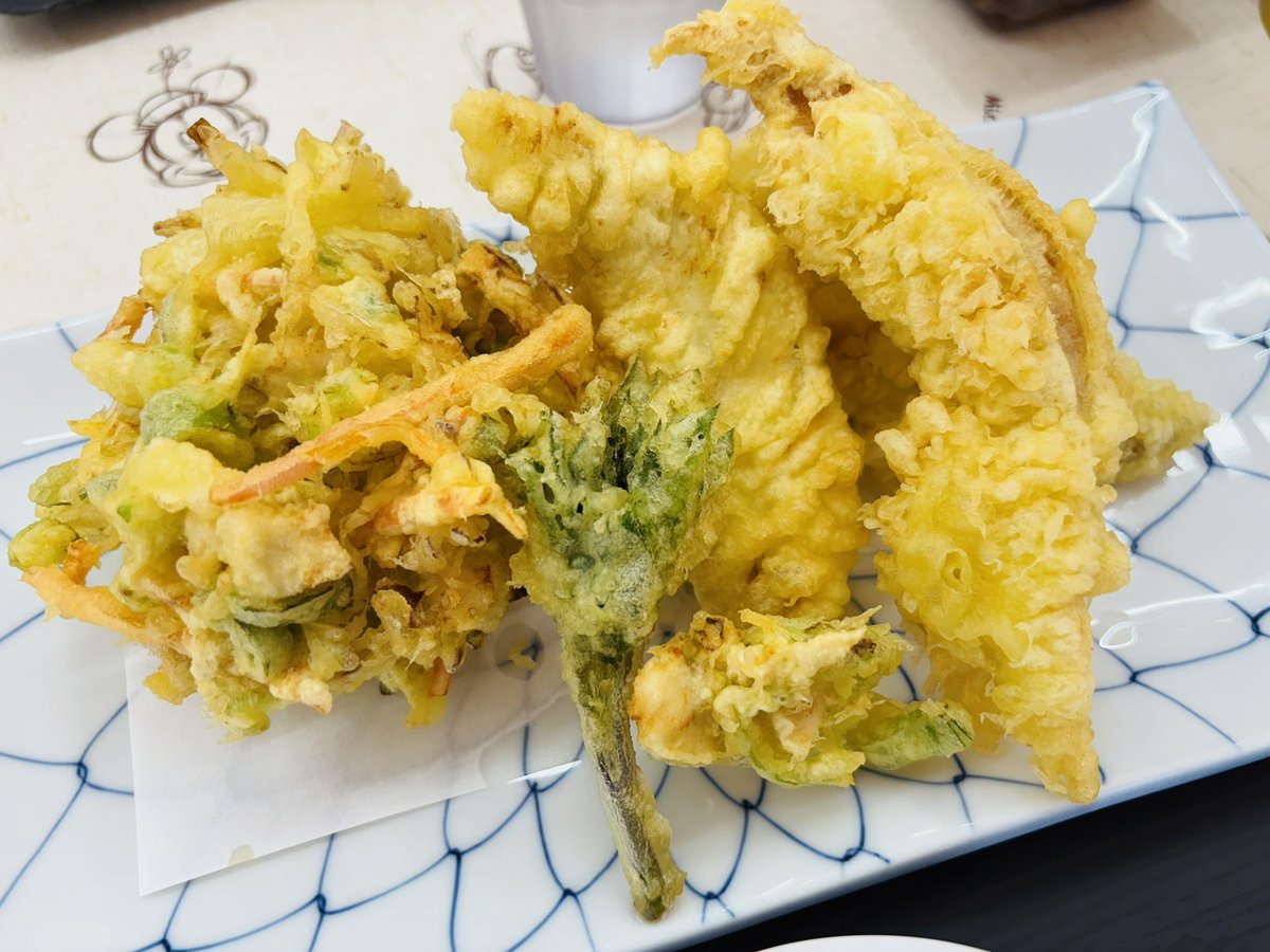 chopperhappy777's tweet photo. ヤマタくん、に、挑戦

話題のヤマタくんにと、張り切り行動。
現地06:00着で25番目。
テーブルに案内されたのは11:45前後と回転率も良き。
○ヤマタくんにおまかせ1100円
○天ぷら550円
質、量ともにコスパ最強！
#ヤマタくん
#銚子グルメ
#お刺身
#新型アルファード https://t.co/0WiyZWK4St