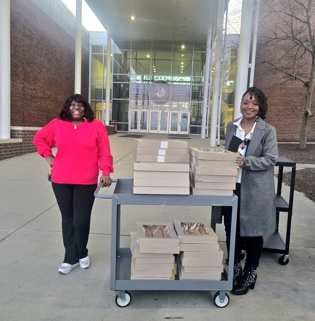 Michelle Byrdsong M.Ed, MSW (@mssongbyrd2) on Twitter photo A huge thank you to our AMAYSING partner, Walmart Cascade, for their generous donation of donuts for our 🍩 & Dads event! 💛💙🙌🏾
<a href="/APSMaysRaiders/">APS Mays Raiders</a> <a href="/BEMaysPRIDE/">Dr. Ramon Garner</a>
@DopeSSWMayshs <a href="/GarrickWhite/">Garrick White, PhD</a> A huge thank you to our AMAYSING partner, Walmart Cascade, for their generous donation of donuts for our 🍩 & Dads event! 💛💙🙌🏾
<a href="/APSMaysRaiders/">APS Mays Raiders</a> <a href="/BEMaysPRIDE/">Dr. Ramon Garner</a>
@DopeSSWMayshs <a href="/GarrickWhite/">Garrick White, PhD</a>