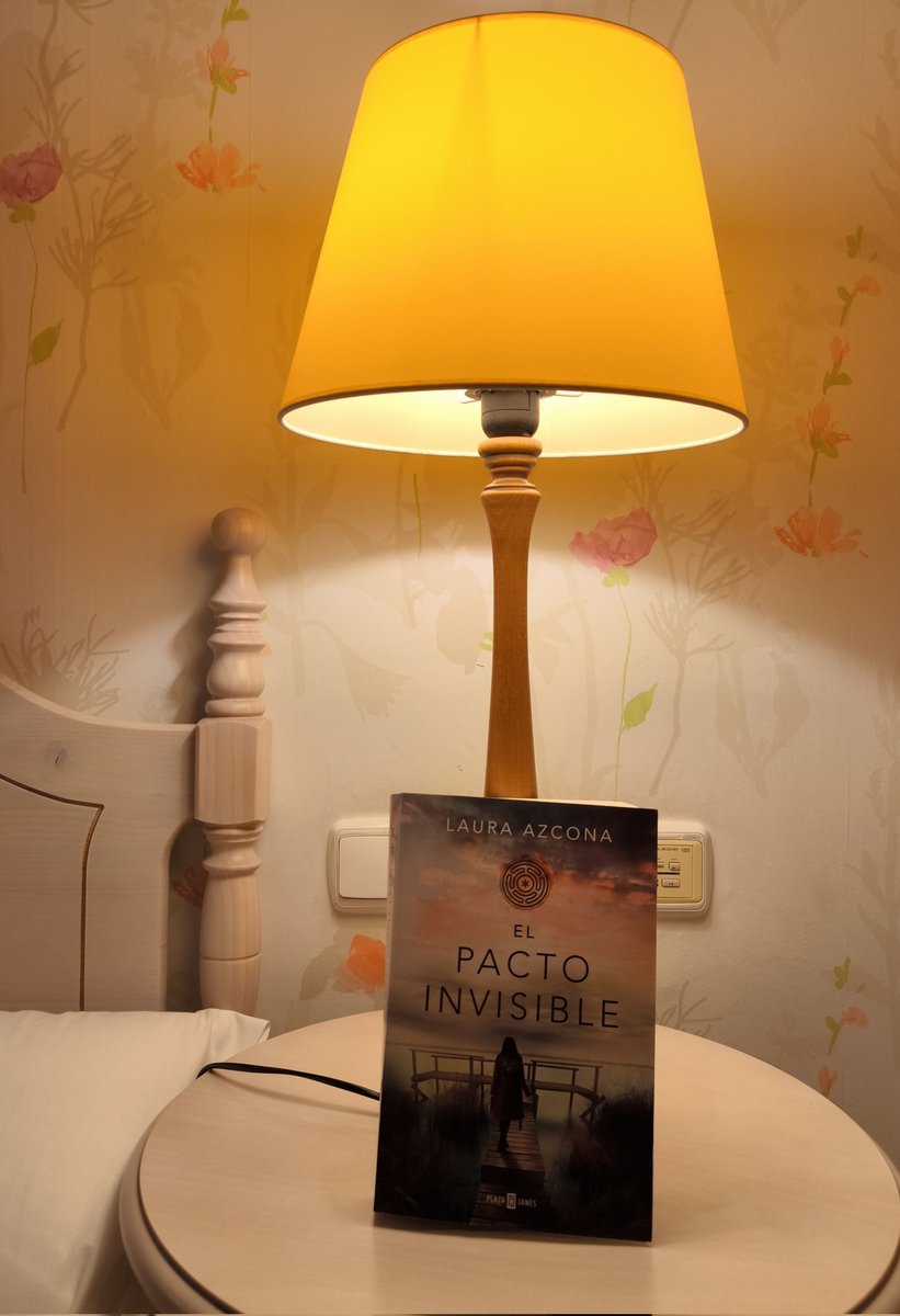 Me gustaría recomendaros a los amantes de la novela negra 'El pacto invisible' de <a href="/lauraazcona/">Laura Azcona</a>  que ha editado Plaza y Janés <a href="/penguinlibros/">Penguin España 🐧📚</a>
Asesinatos, brujería, escenarios, personajes, tramas...A mí me ha encantado. Pronto entrevista en 'La hora de los libros' de <a href="/ondavasca/">Onda Vasca</a> 📚✍🏼