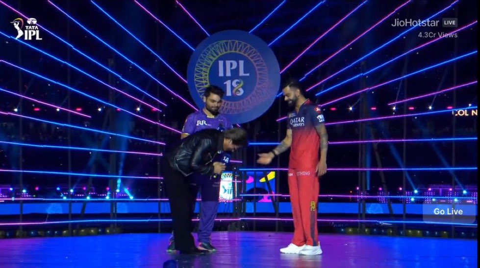 Bhakti_path_'s tweet photo. Shahrukh Khan bowed down to Virat Kohli at the stage. ❤️ https://t.co/IbQjLvuTCd