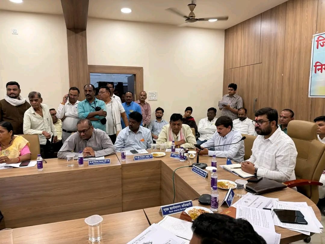 VijayRevnath's tweet photo. आज नगर पांढुरना में जिला विद्युत समिति एवं जिला विकास समन्वय निगरानी समिति की बैठक में सम्मिलित होकर प्रशासनिक अधिकारियों को तेज़ी और पारदर्शिता से कार्यान्वयन सुनिश्चित करने हेतु निर्देश दिए।

#जनसेवा_मित्रो_को_बहाल_करो https://t.co/wc03paoWnY