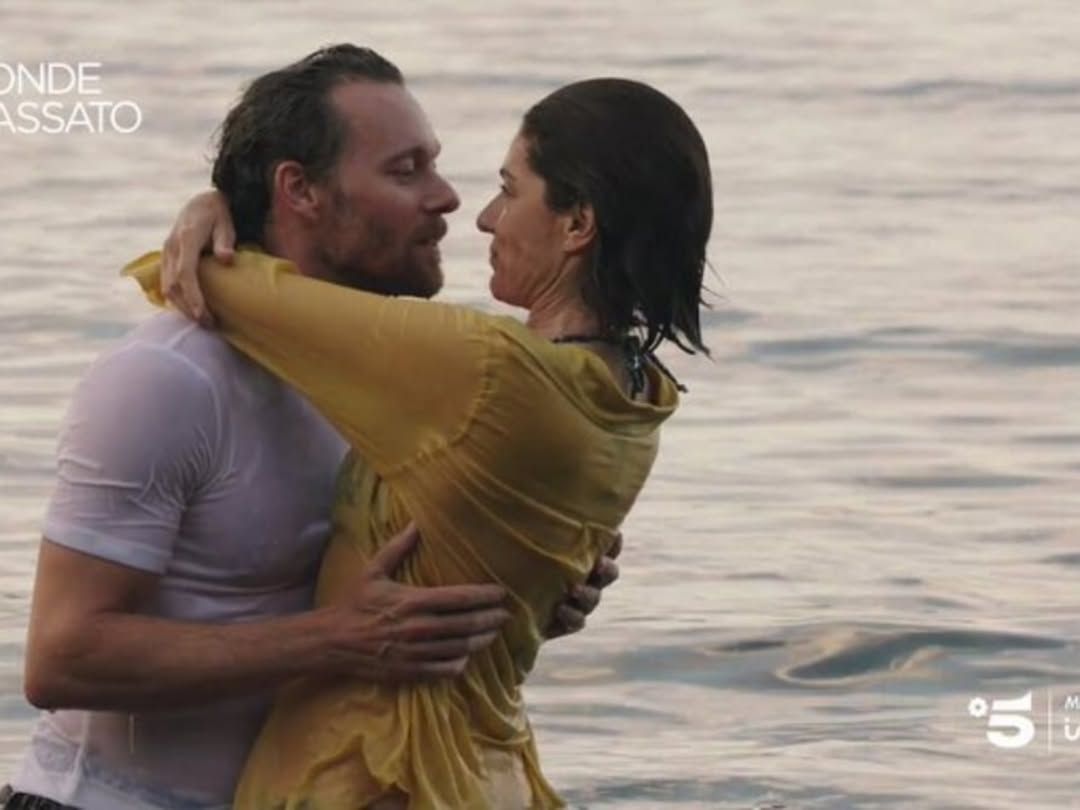 «Questo è il finale che ci meritiamo», ha esclamato un fan entusiasta sulla rete dopo il termine di "Le onde del passato", l'apprezzata fiction di Canale 5 con protagonisti Anna Valle e Giorgio Marchesi. L'ultima puntata della prima stagione, trasmessa il 21 marzo, ha coinvolto
