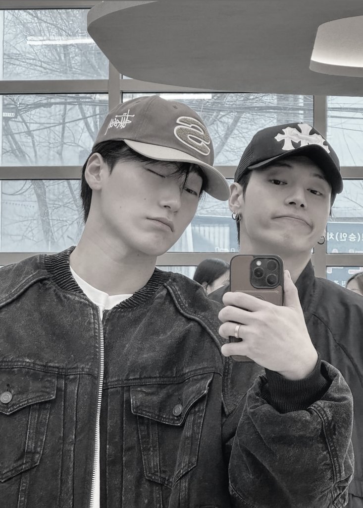 gyeov's tweet photo. 한 프레임에 담긴 엄청난 말썽. https://t.co/fnMxm9cgo8