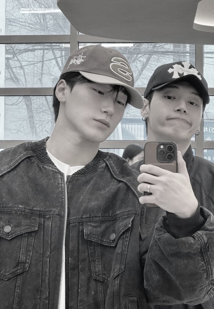 gyeov's tweet photo. 한 프레임에 담긴 엄청난 말썽. https://t.co/fnMxm9cgo8
