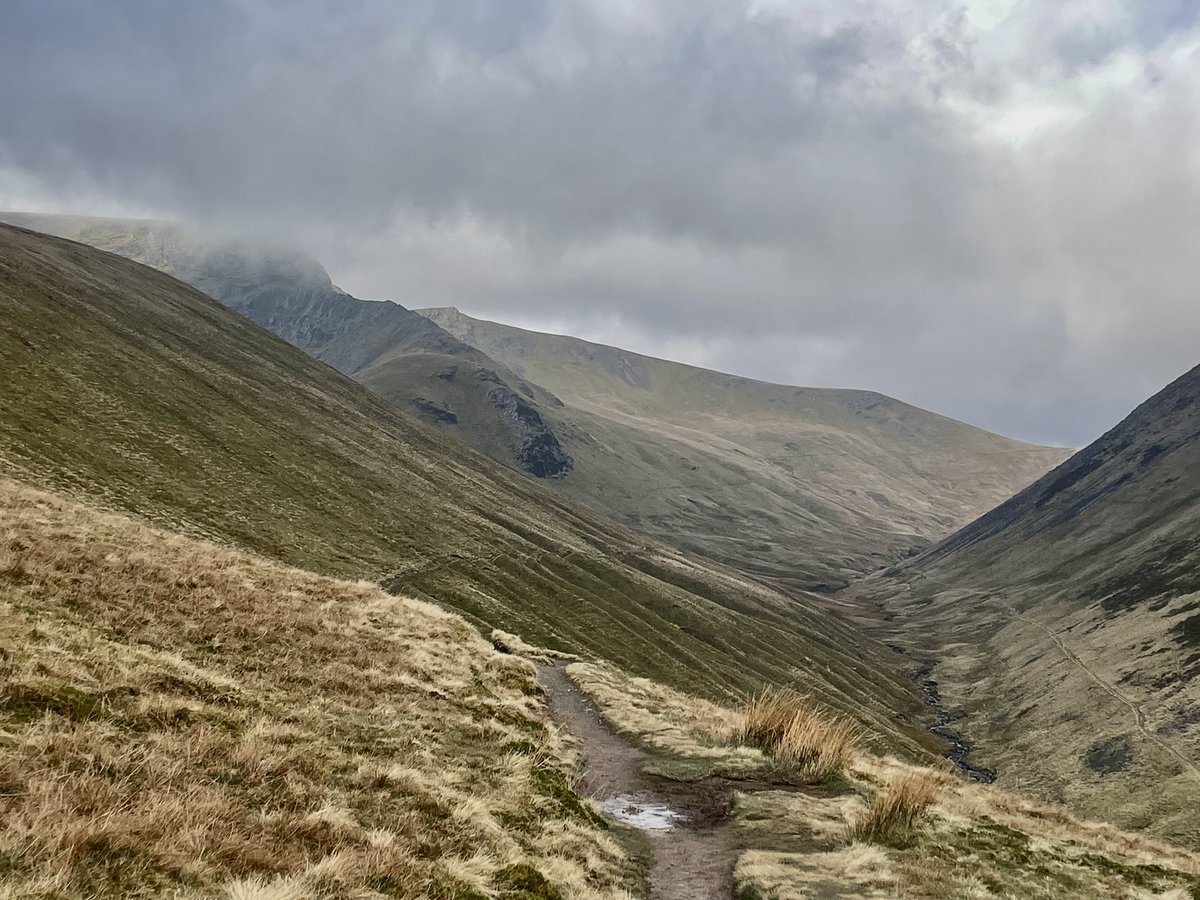 LakesWeather's tweet image. Todays fell-top report from Blencathra is now live at lakedistrictweatherline.co.uk/_nocache

More cloud about today and warmer temperatures, not as wet as forecast though in the northern fells. 

#summitsafely #sharpedge
