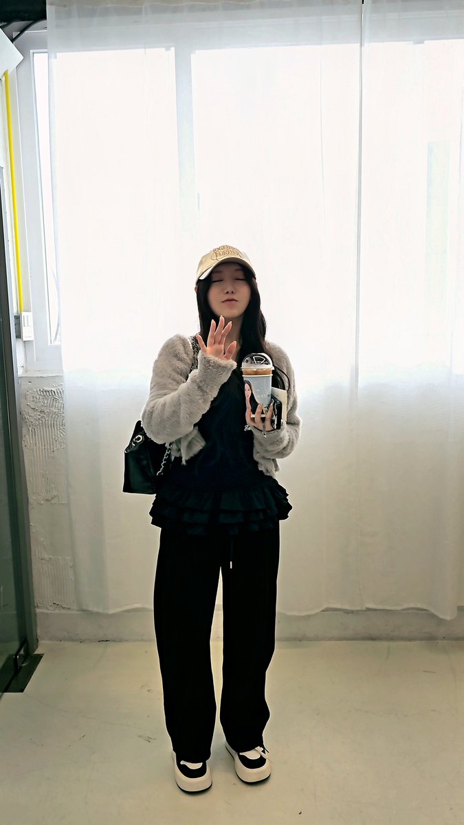 문 뒤에 빼꼼하자마자 바로 눈 마주쳐서 어~ 왔다! 말나왔어ㅋ🤭 그냥 넘넘 연예인이라~✨️ 오겠다는 약속도 지키고 스토리에 올릴 사진도 찍고 아메리카노 연하게 야무지게 주문한 뒤.. 팬들보고 이제 빨리 퇴근?!들 하라며 퇴장하는 케이🤍