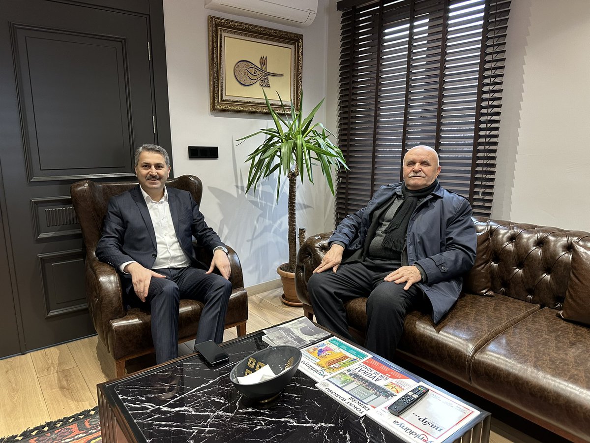 EyupEroglu60's tweet photo. Çalışma ofisimizde bizleri ziyaret ederek, hayırlı olsun temennilerini ileten kıymetli hemşehrilerime canı gönülden teşekkür ediyorum. Bizler birlikte güçlüyüz.👍🏻 https://t.co/rrYmIoyfr4