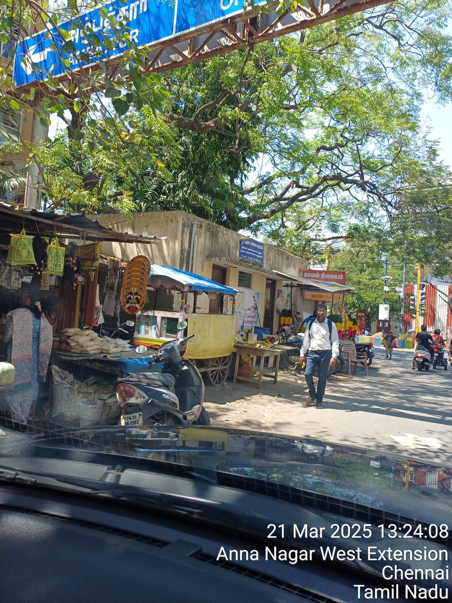 MPTDurai's tweet photo. #Traffic_Management @chennaicorp MMM Hospital road junction illegal street vendors @avadipolice @tnpoliceoffl @ChennaiCivic @reclaimchennai @roadraja @CumtaOfficial @vopTamilNadu #CEG_GCC @Dinamalar_News @issues_civic @BalajiGopalanCH @omjasvinMD @DinamaniDaily https://t.co/bHnDnNpfv7