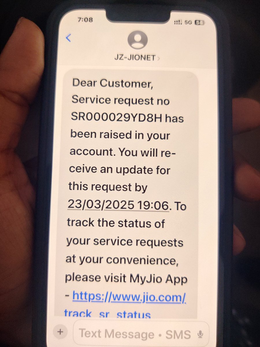 RohitPareek2704's tweet photo. Daily complaining on jio fiber 
The agent taran bhai not attending call and there technical come and don't Even touch our router and said problem is solved and ask for otp and bully us if you not give we cut your connection @reliancejio @JioCare https://t.co/7OloW49GgD