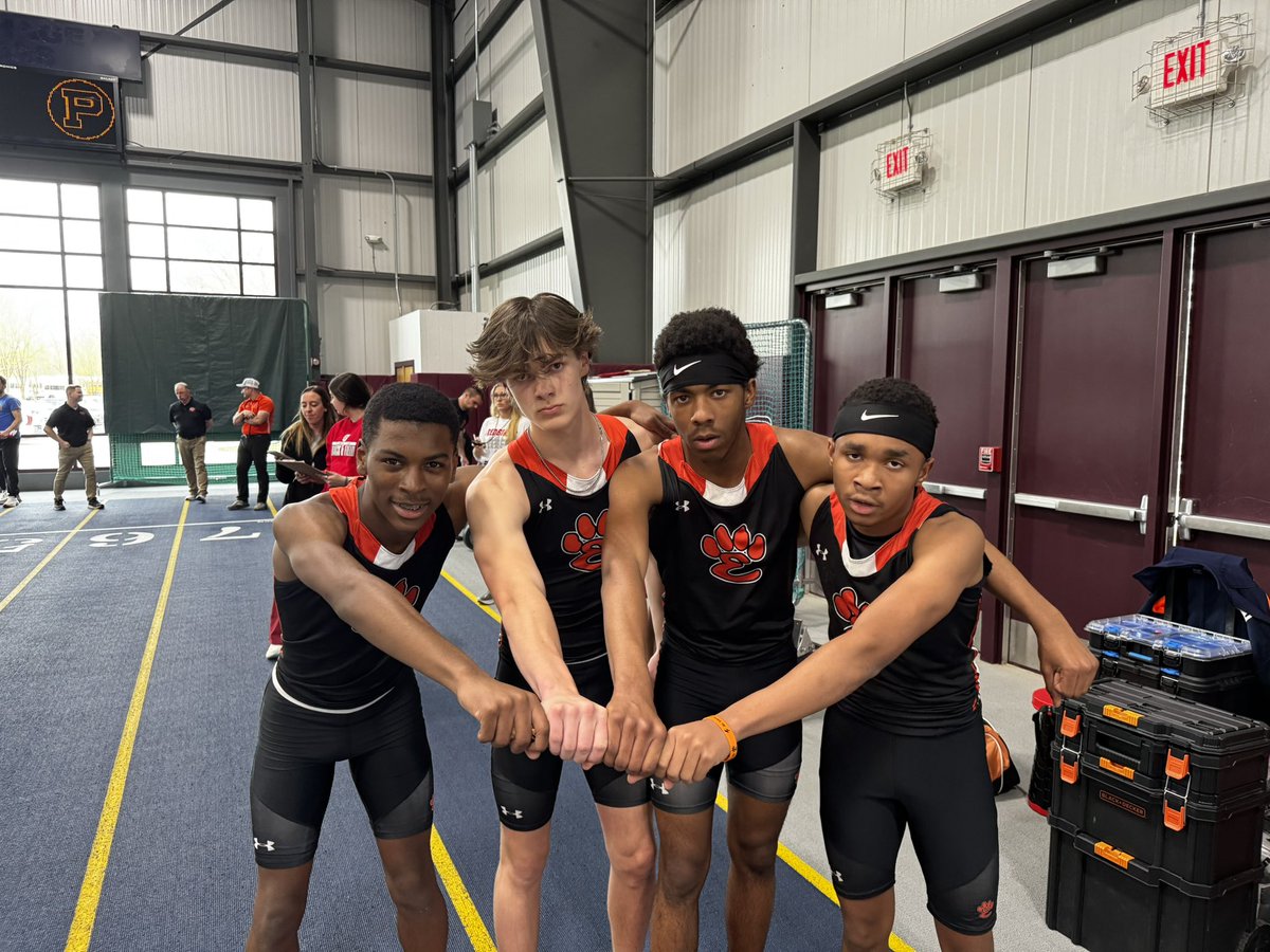 Four freshmen win the F/S 4x200 relay!

~1:37.59~

L to R:
Damon Davis
Parker Owens
Josh Humphrey
Gavin Johnson