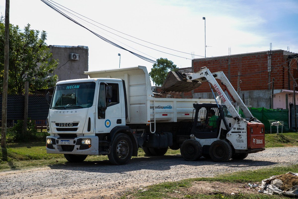 MunicipioPilar's tweet photo. 👷♂️¡Seguimos trabajando para mantener limpios nuestros barrios!
➡️En #Peruzzotti y #VillaVerde llevamos adelante tareas de recolección de ramas y residuos. https://t.co/nvySIxOTTw