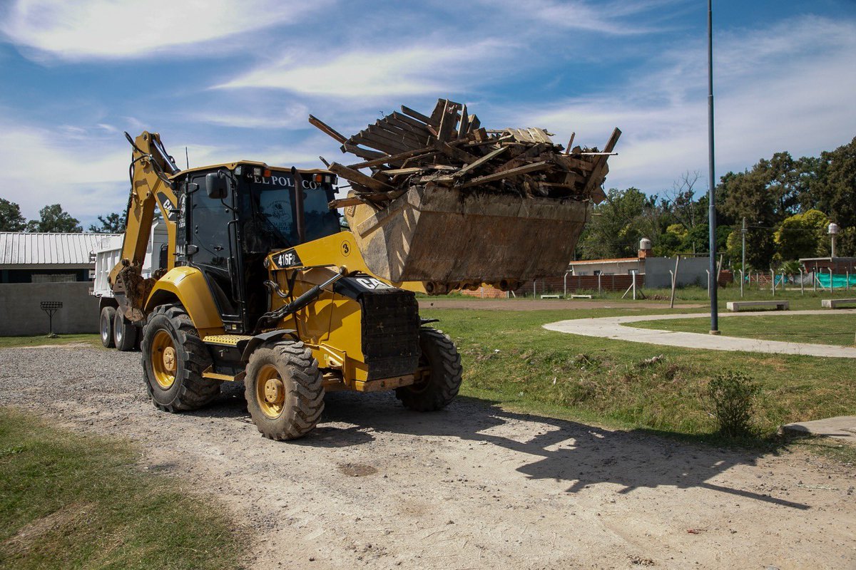 MunicipioPilar's tweet photo. 👷♂️¡Seguimos trabajando para mantener limpios nuestros barrios!
➡️En #Peruzzotti y #VillaVerde llevamos adelante tareas de recolección de ramas y residuos. https://t.co/nvySIxOTTw