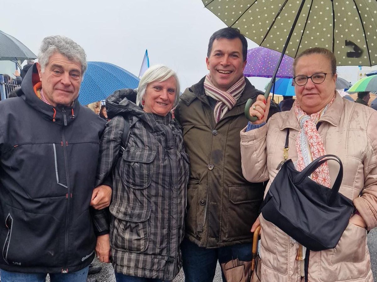 Milleiros de persoas hoxe en A Pobra do Caramiñal. #AltriNon