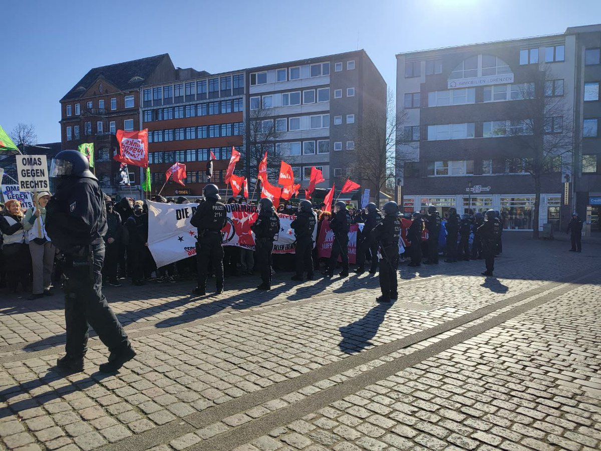 AntifaNMS's tweet photo. #nms2203 1500 Rechte Demo wird vom lautstarken Gegenprotest auf dem Großflecken entfangen. https://t.co/cCuDg5Wd57