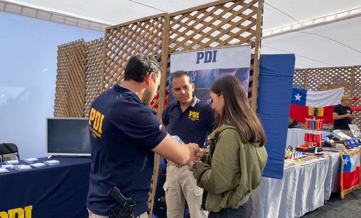 PDI_Maule's tweet photo. 🔵 AHORA: @PDI_Maule presente en #AEROSHOW #Talca2025, con detectives, agentes policiales y peritos de la #BrigadaAeropolicial, #BrigadaCanina, #LaboratoriodeCriminalística y equipos del Modelo Territorial Cero de #Cauquenes y #Parral. https://t.co/mOgOyF4C1P