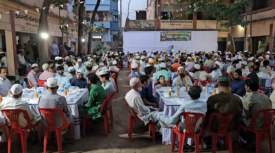 পশ্চিম পাইকপাড়ায় প্রয়াতদের স্মরণে ইফতার ও দোয়া মাহফিল অনুষ্ঠিত