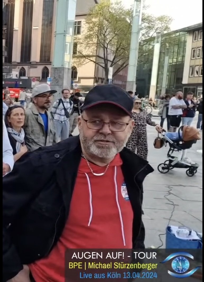 KoelnAnonymous's tweet photo. 🧵 #Köln #k1503 
2 körperliche Angriffe auf die beiden Organisatorinnen der Demo gegen die Reisegruppe #fckbpe #stürzenberger 
2024 noch ein harmlos wirkender Fiffi neben #stürzenberger 
2025 bricht er einer Aktivistin die Rippe,weil sie die Störung des Redners verhindern wollte https://t.co/xDD5gVOk62