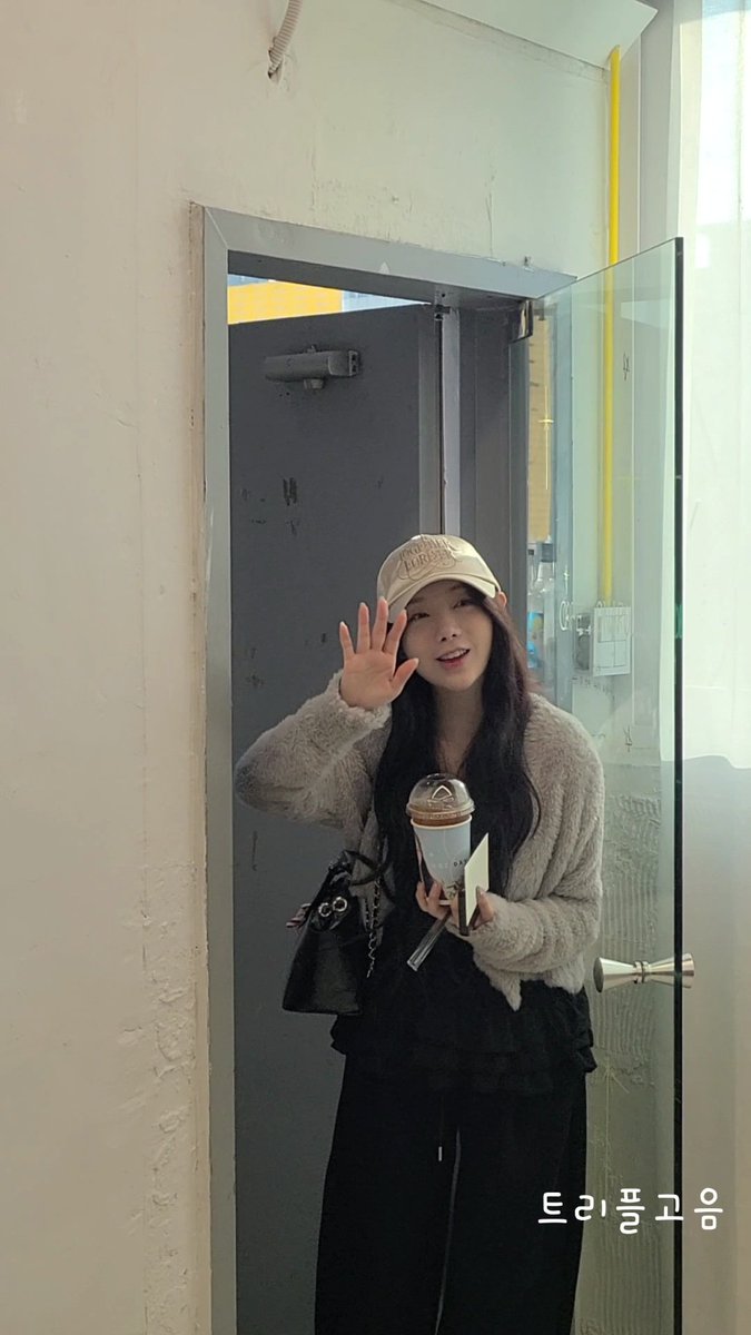 사진찍는 꽃켕..🌸
#러블리즈 #Lovelyz #케이 #KEI