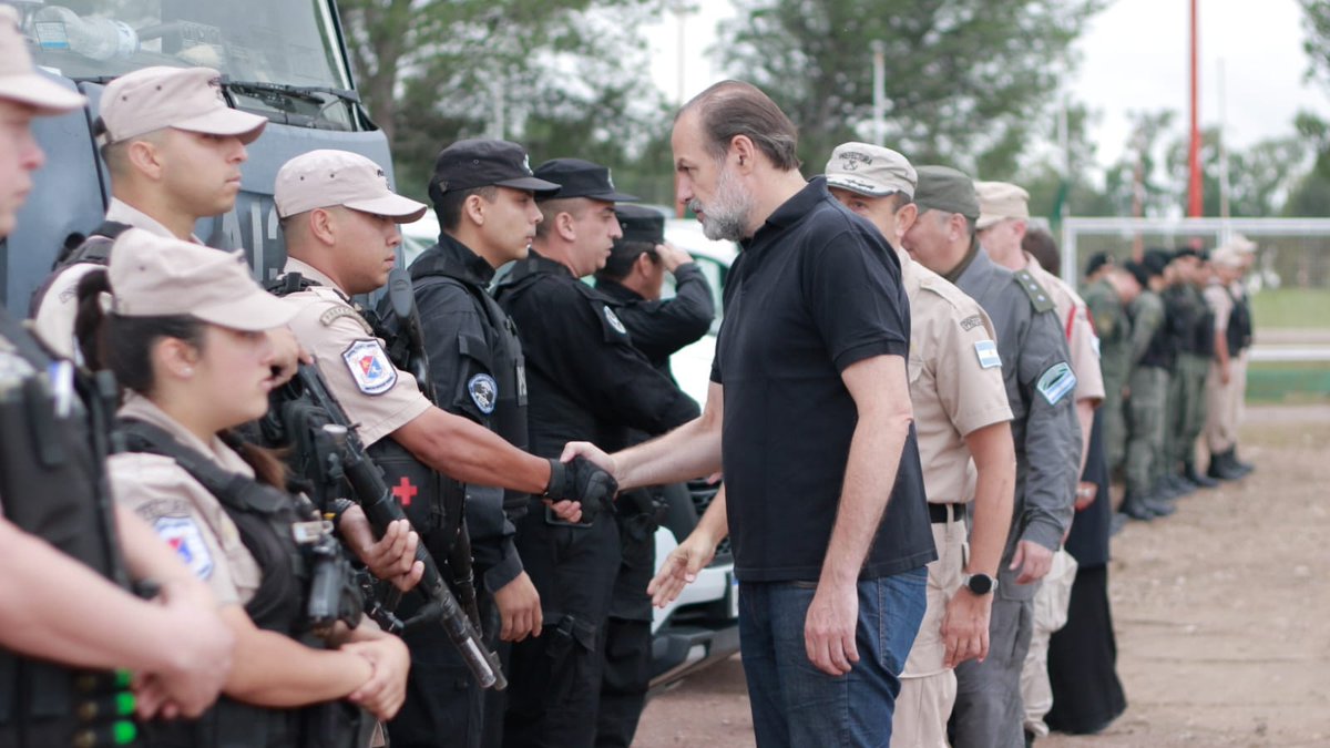 Me acerqué al predio FISA para agradecer personalmente a las comandancias y a los servidores de las Fuerzas de Seguridad Federales por su trabajo incansable en la asistencia a los bahienses, luego de la inundación del 7 de marzo.

Se reorientaron recursos, dispositivos y