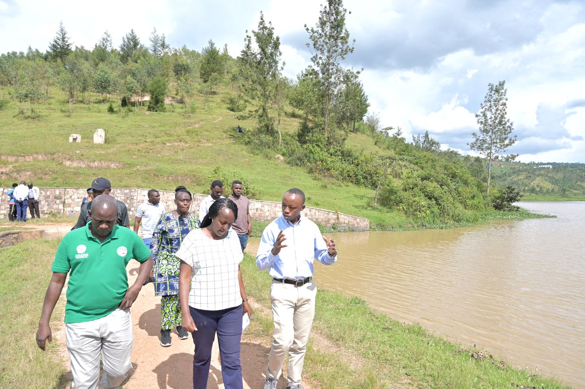 Itsinda ry'Abadepite  <a href="/RwandaParliamnt/">Rwanda Parliament</a> ;Hon. Niyorurema Jean Réné (TL), Hon. Kanyandekwe Christine na Hon. Wibabara Jennifer bakiriwe n'Umuyobozi w'Akarere <a href="/valencesh/">Valens Habarurema</a> aho baje gusura ibikorwa byo gufata neza umusaruro birimo ubwanikiro, ubuhunikiro, gufata amazi muri damu 1/2