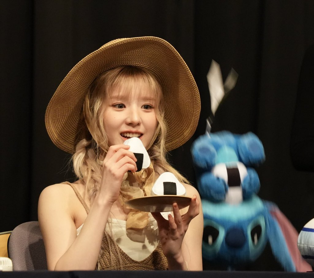 SeeLoona's tweet photo. Burn is a really good b side track but if this was released as a tt after butterfly in 2019 hmm it might have been a let down https://t.co/I6vY6e4D4d