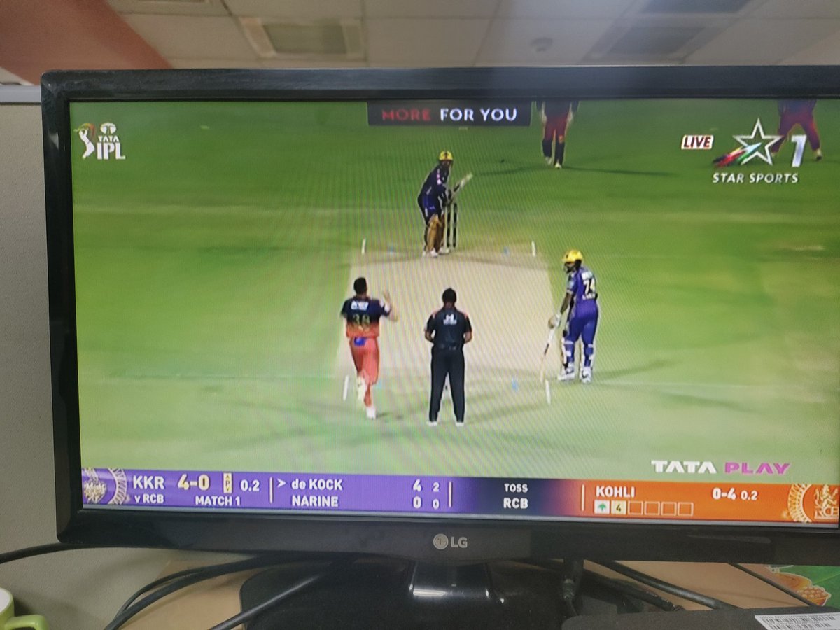 sp290999's tweet photo. ఇదేందయ్యా ఇదీ... 1st over Kohli bowling and take a wicket 

#ipl2025 #Kohli #RCBvsKKR #ViratKohli𓃵 https://t.co/UFu5xt8k6q