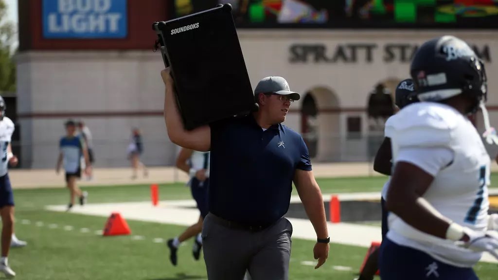 With the Round of 32 starting today there’s only one true question! Who would you rather have carry your speaker out pregame <a href="/amirk_23/">Amir Khan</a> or <a href="/CoachJTGlen/">Jacob Glendinning</a>? Drop your pick ⬇️#BeTheStandard #MarchMadness