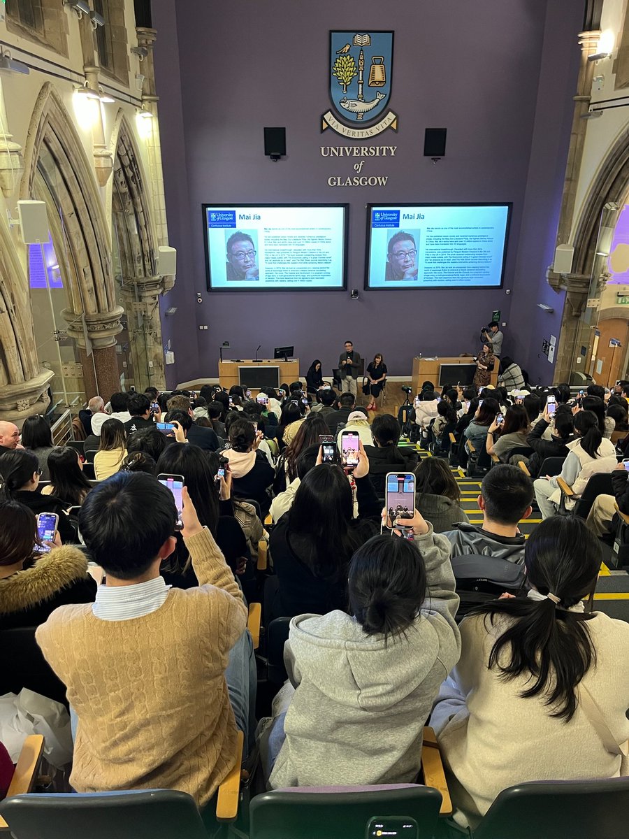 ballantyne_lisa's tweet image. Wonderful event last night with renowned Chinese 🇨🇳 author Mai Jia.
(The book I’m holding in photo with him is my own novel #TheGuiltyOne translated into Chinese!)