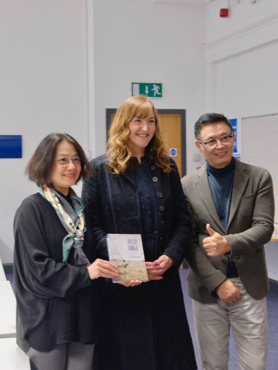 ballantyne_lisa's tweet image. Wonderful event last night with renowned Chinese 🇨🇳 author Mai Jia.
(The book I’m holding in photo with him is my own novel #TheGuiltyOne translated into Chinese!)