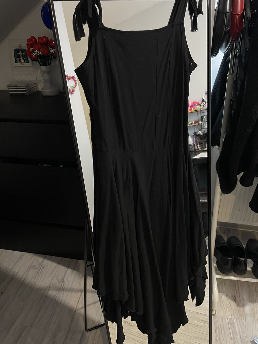 hemmingsabr's tweet image. ‼️SPRZEDAM‼️
sprzedam sukienke sabbia skydance, mialam ja doslownie 2 razy na sobie ale nie dopina mi sie🥲  Ma wiazania ktore serio robia efekt, gora jest taka ala gorsetowa.
Materiał to wiskoza
Wystawiam za 230zł do nego, wstawiłam również na vinted 
RT? 🩷 
#tweetme #rt