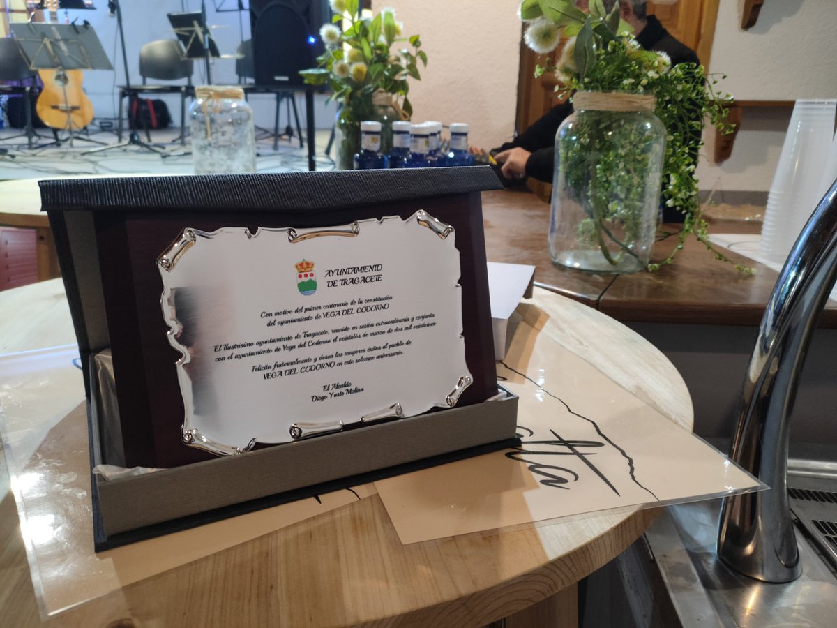 El ayuntamiento de Tragacete felicita fraternalmente al ayuntamiento de Vega del Codorno por su centenario. Muchas felicidades.