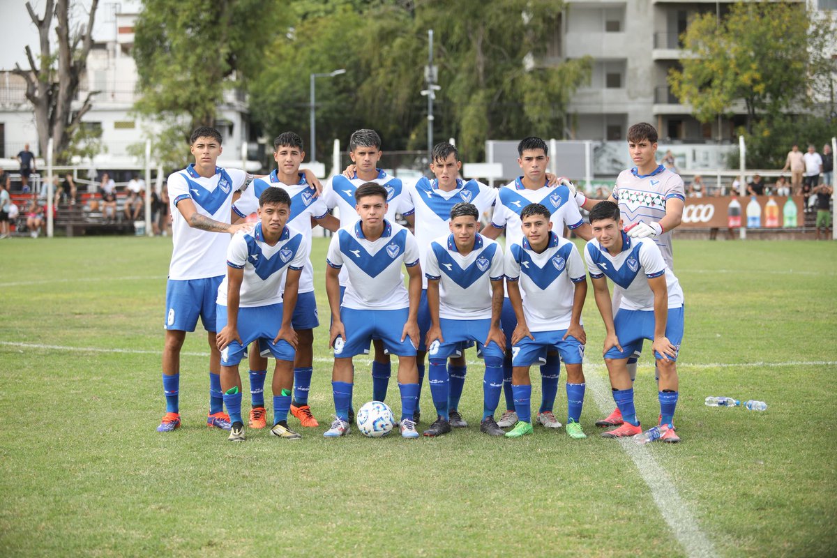 Velez's tweet photo. ⚽ La Quinta División ya juega en Saavedra con estos nombres:

1-Cortez
4-Pereyra
2-Varela
6-Burgardt 
3-Popolizio
8-Andrada
5-Bravo
10-Villalba
7-Robetto
9-Centurión
11-Uriza

#JuegaVélez 🏭 https://t.co/Q4Do47GyRW