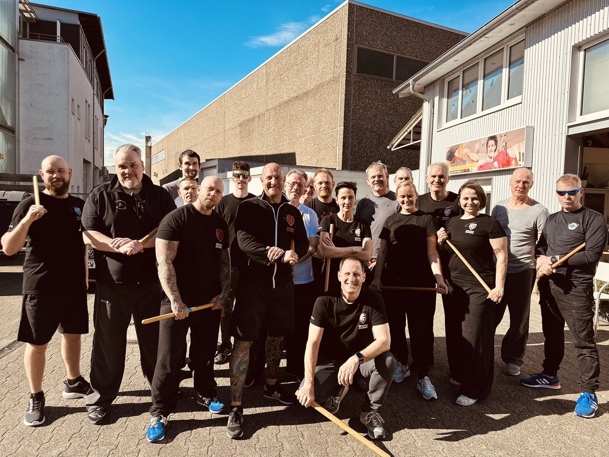 stefanfiege's tweet photo. @GM_BillNewman Escrima Lehrgang mit Meister Steffen et al in Neuss ☀️@EWTO_official https://t.co/DKRYZaFlmC