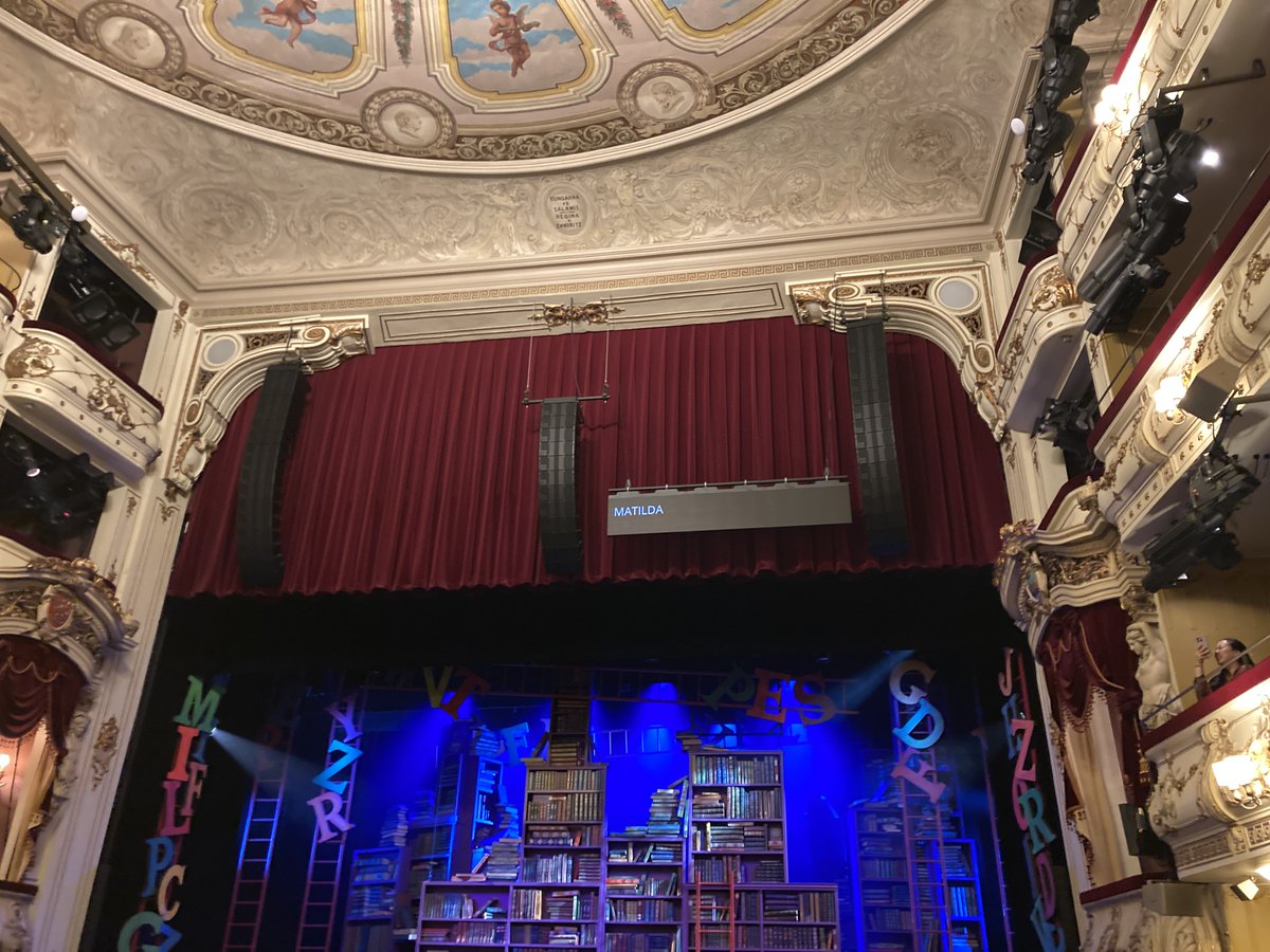Matilda-musikaali on hurmaava. Miten taitavia lapsia (ja aikuisia) lavalla, ja pääosan esittäjällä ikää vasta 9 vuotta! Ei ole nuoriso pilalla ainakaan tämän porukan kohdalla. Vielä on jäljellä esityksiä ja niihin lippuja. #Matilda <a href="/SvenskaTeatern/">Svenska Teatern</a>