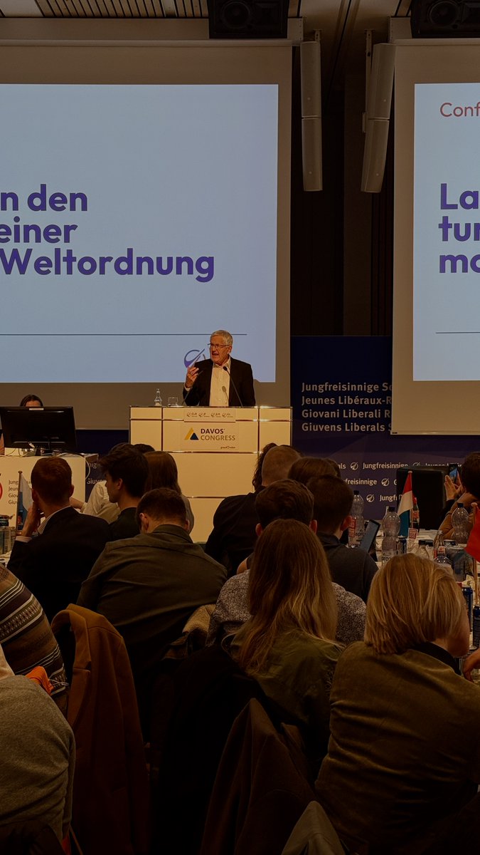 C’est un honneur particulier d’accueillir l’ancien Conseiller fédéral Kaspar Villiger au #JLRSC25 ! Il s’exprime sur la place de la Suisse dans un monde en tumulte et en mutation 🌍.