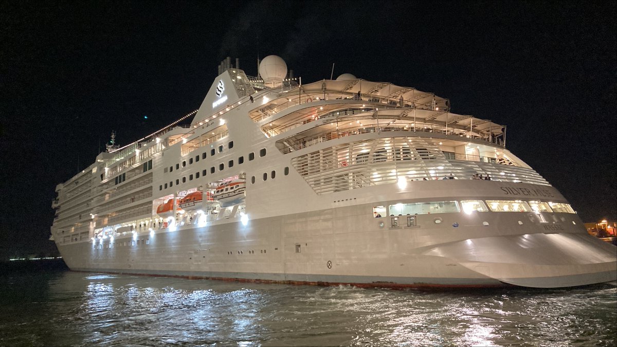 Cruise_Terminal's tweet photo. SILVER MUSEが次港大阪に向けて先ほど離岸いたしました🛳️
朝日の中でもキレイですが、漆黒の海だと白い船体がひと際眩しく見えますね✨
4月5日の帰港まで楽しい船旅を!!
いってらっしゃぁぁぁい👋😄
#クルーズターミナル
#SILVERMUSE
#cruise https://t.co/XmYNHx4T6l