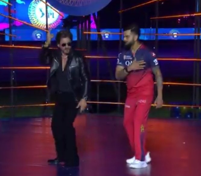 अंबानी ने अपने लड़के की शादी में सबको नचा दिया था फिर वह कोई बॉलीवुड वाला हो या फिर कोई क्रिकेटर मगर

अंबानी की दौलत विराट कोहली को नहीं नचा पाई थी लेकिन

आज अपने हज़ारों फैंस के सामने ईडन गार्डन में शाहरुख खान के अनुरोध पर 

विराट कोहली ने "झूमे जो पठान" गाने पर शाहरुख खान के