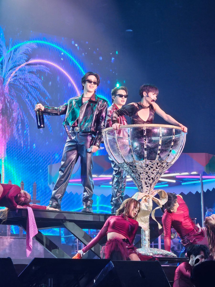 newwieeland_FC's tweet image. 😎🍷🔥
#PEBACAconcert 
#Newwiee #GunAtthaphan #KristPirawat