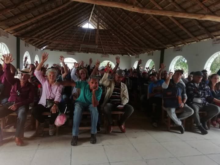 CabreraOrl68642's tweet photo. Se desarrolla la Asamblea General CCS Eugenio González  #AnapHolguin con la convicción de que seguiremos adelante.
#AnapCuba
#HolguinSi
@FelixDuarteOrte 
@SaldivarAm18767 
@AnapHolgui30002 
@GamezLilianny https://t.co/o9Aq6RoNwV