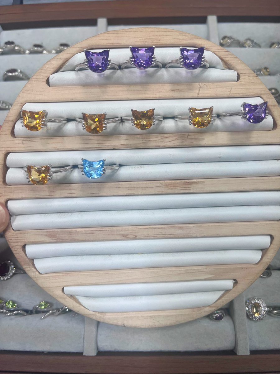 [~03/30]

알티 한 분께 불꽃놀이컷 라벤더 문 쿼츠를 드립니다💕

불꽃놀이컷, 고양이컷, 고양이 카빙, 고양이 반지 공구 진행합니다!

이전 공구와 합배송 가능하며, 일부 품목은 수량이 한정되어 있습니다!

자세한 사항은 폼 내 인포를 참고해주세요:)

witchform.com/deposit_form.p…