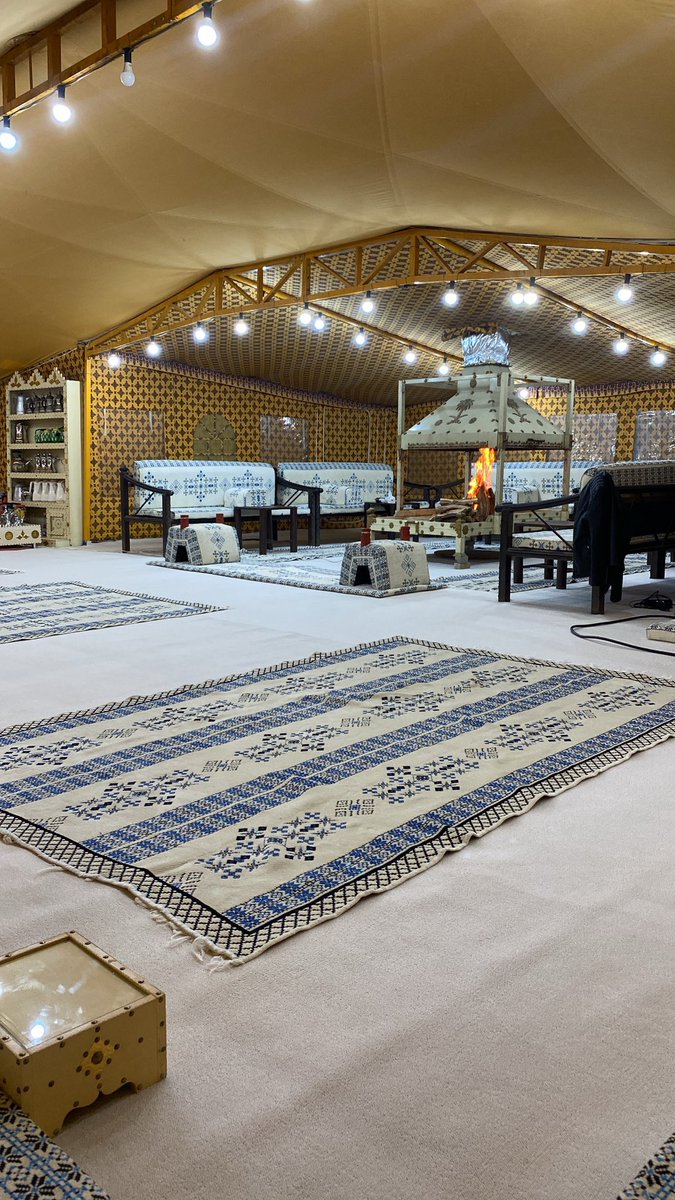 عط الرجال الوجه الابيض والمحيا والقبال
والكلمه اللي تاخذ عيون الكلام عيونها 

والا يغرّك شي وتعرّض متونك لـ الرجال 
عشان بكره ماتعرّضك الرجال متونها