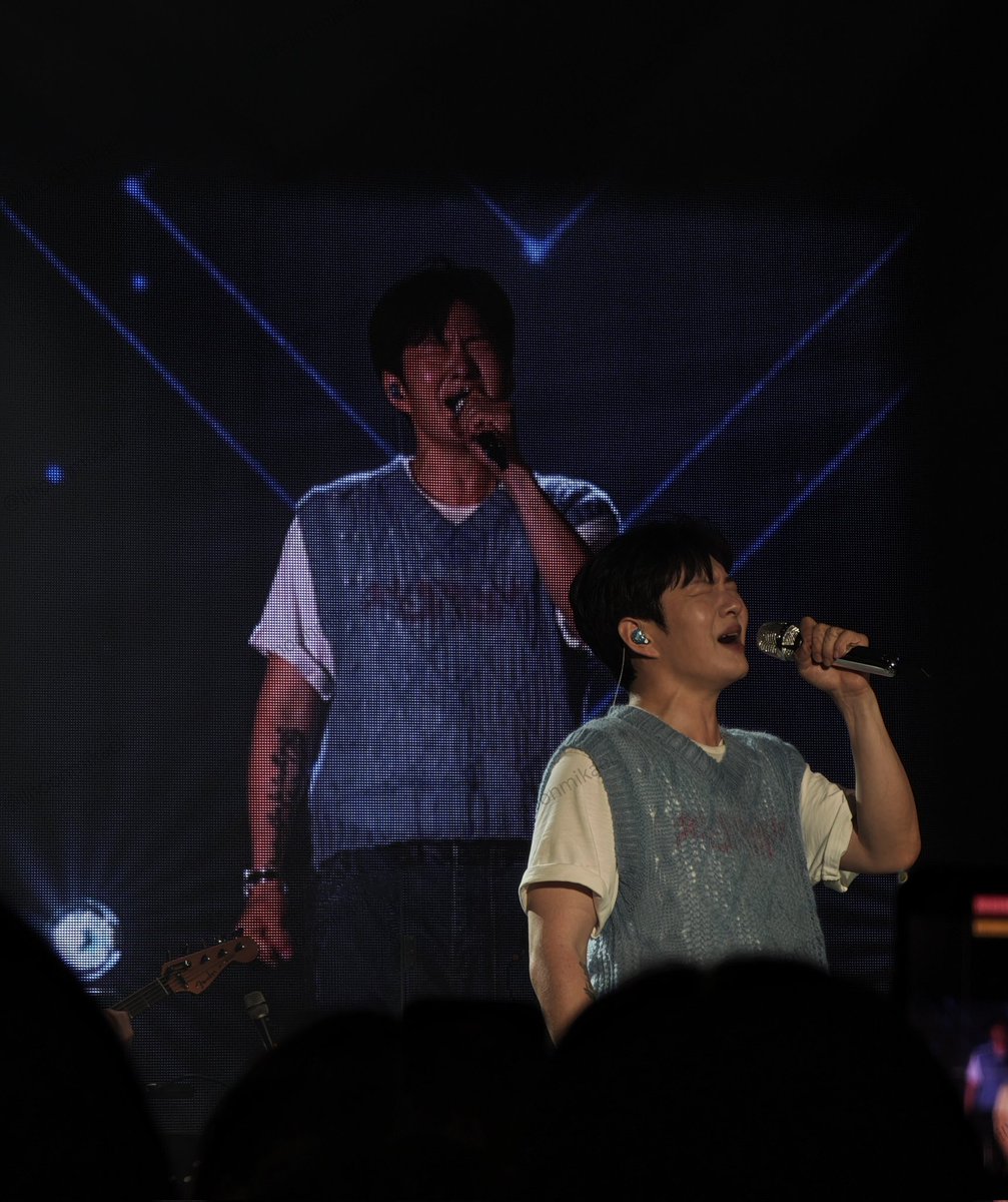ilhoonmikael's tweet photo. Thank you for putting a wonderful show @LeeCS_Official 💚💙

I will never forget this day!

#이창섭 #LEECHANGSUB
#TheWayfarer #TheWayfarer_in_Manila https://t.co/fREHRosKAl